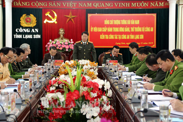 Thứ trưởng Bộ CA khen Lạng Sơn phá án 370 bánh ma túy và hàng lậu - Ảnh 1.
