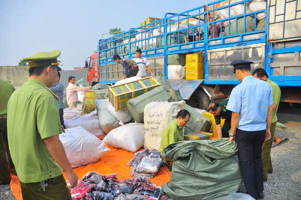 Quảng Ninh: 10 tháng, xử lý trên 3.700 vụ buôn lậu, gian lận thương mại  - Ảnh 1.