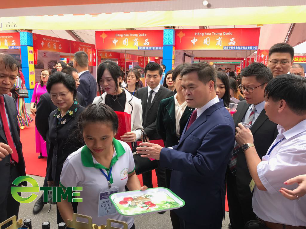 Hơn 400 gian hàng tham gia Hội chợ thương mại, du lịch quốc tế Việt - Trung - Ảnh 1.