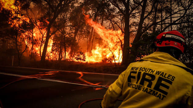 Chuyên gia khuyên Australia cắt giảm lãi suất, tránh kinh tế đi lùi vì thảm họa cháy rừng - Ảnh 1.