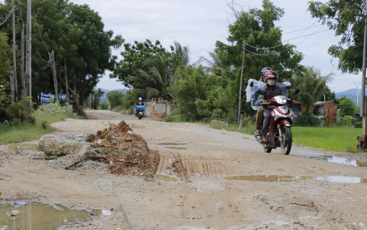Sau chỉ đạo của tỉnh Ninh Thuận, nhiều DN làm dự án năng lượng tái tạo vẫn không đóng tiền sửa đường cho dân