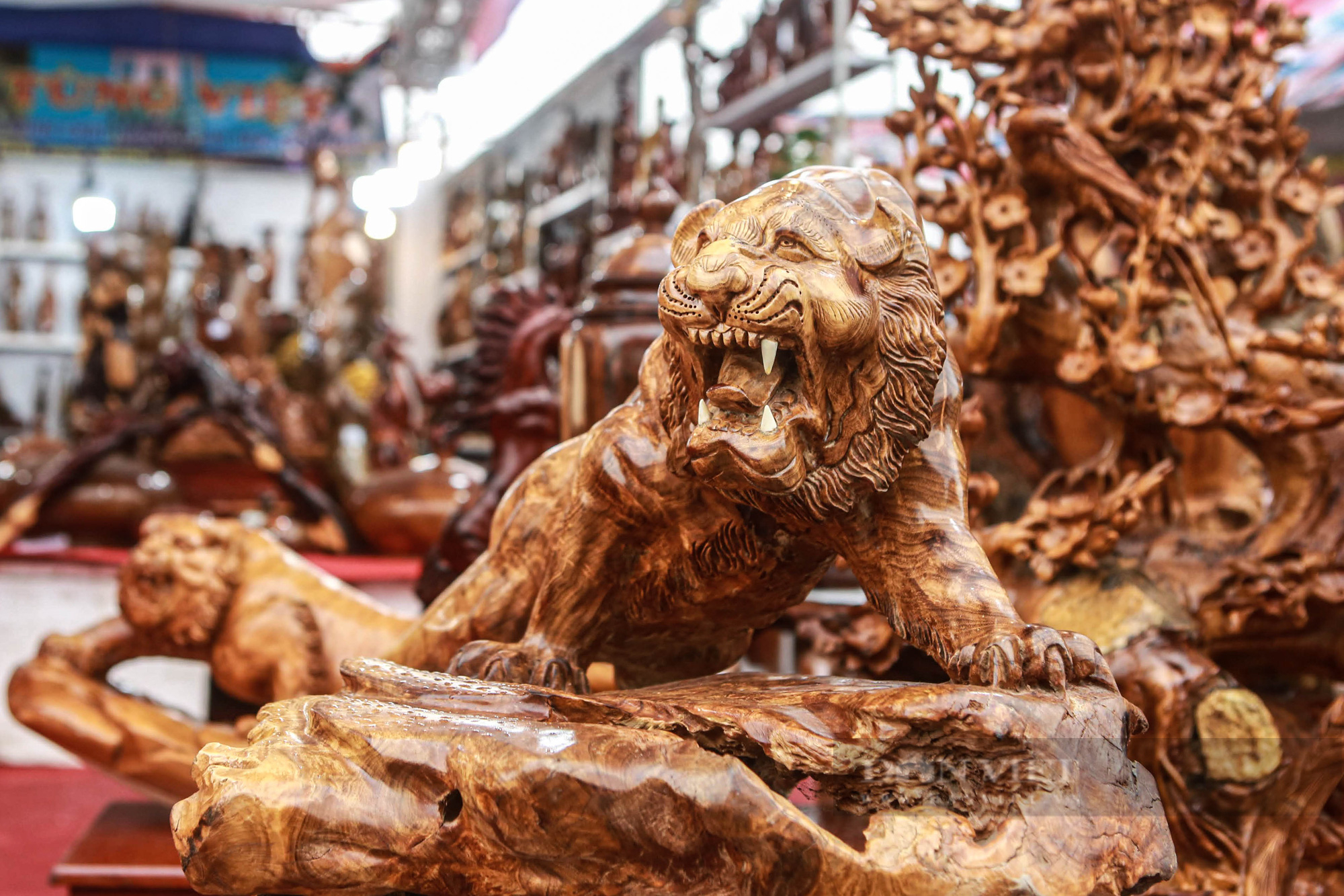 Hổ được làm bằng gỗ mun có giá hơn 100 triệu đồng tại chợ hoa xuân 2022 - Ảnh 10.