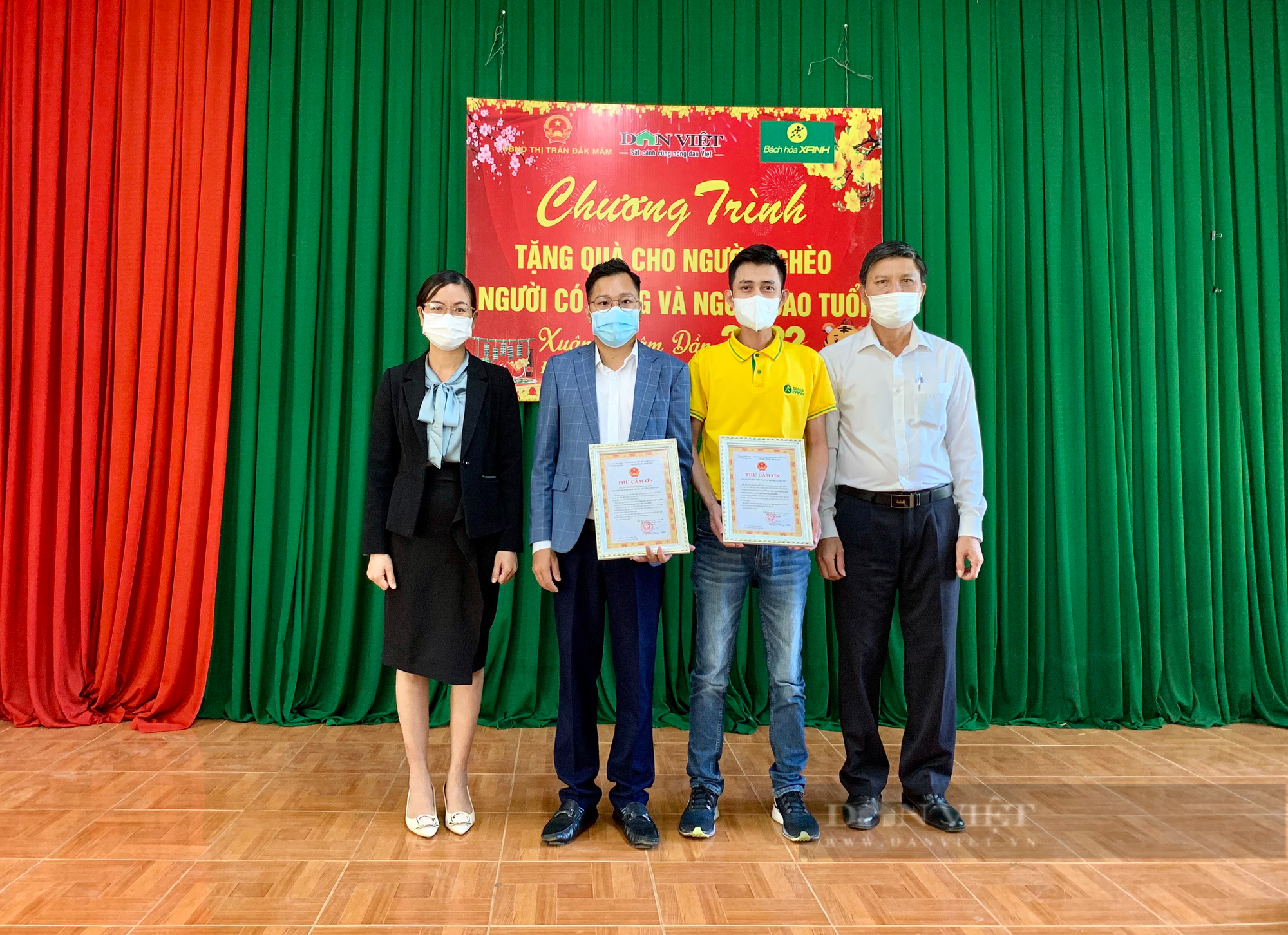 Báo NTNN/Dân Việt cùng nhà tài trợ tặng quà Tết cho người dân huyện Krông Nô - Ảnh 4.