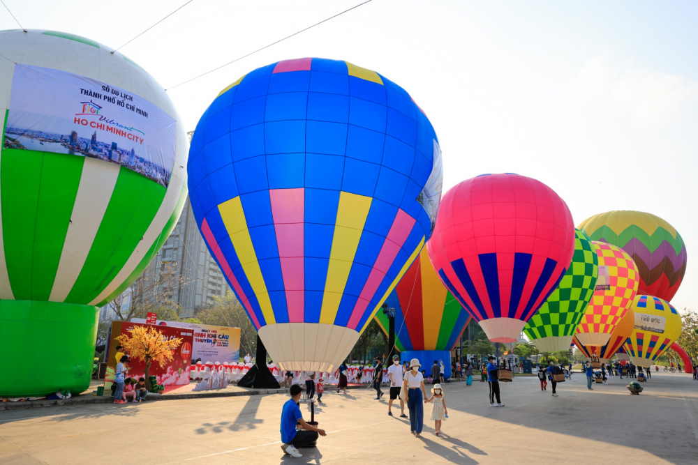 Bất ngờ hơn chục khinh khí cầu khổng lồ lướt bay trên bầu trời Sài Gòn - Ảnh 2.