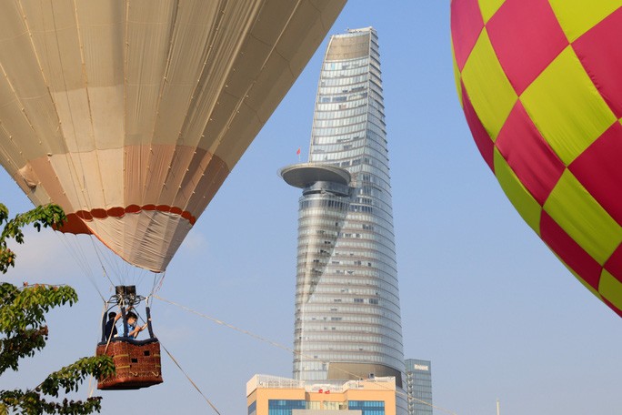 Bất ngờ hơn chục khinh khí cầu khổng lồ lướt bay trên bầu trời Sài Gòn - Ảnh 5.