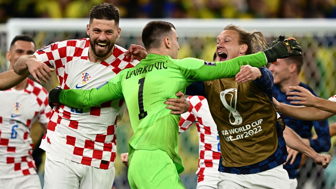 Thủ môn Livakovic của Croatia có bí quyết gì mà cản được 4 quả penalty