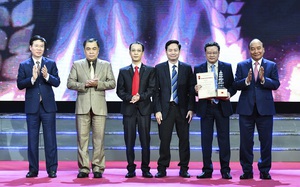 Ảnh: Chủ tịch nước Nguyễn Xuân Phúc dự Lễ trao Giải báo chí quốc gia lần thứ XV - năm 2020