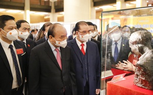 Chủ tịch nước Nguyễn Xuân Phúc cùng lãnh đạo Đảng, Nhà nước tham quan triển lãm ''Văn hóa soi đường cho quốc dân đi&quot;