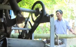 Quảng Ngãi: Ông nông dân sáng chế máy bóc vỏ cây keo, vèo một cái cả tấn cây keo đã "lấm lưng trắng bụng"