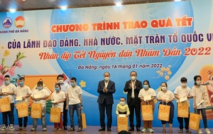 Chủ tịch nước tặng quà Tết cho hộ nghèo, công nhân tại Đà Nẵng