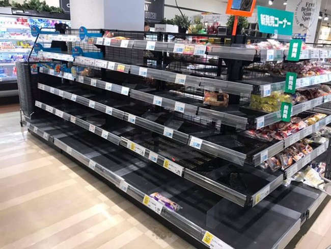 Không mua nổi ổ bánh mỳ trong siêu thị Nhật trước siêu bão Hagibis - Ảnh 1.