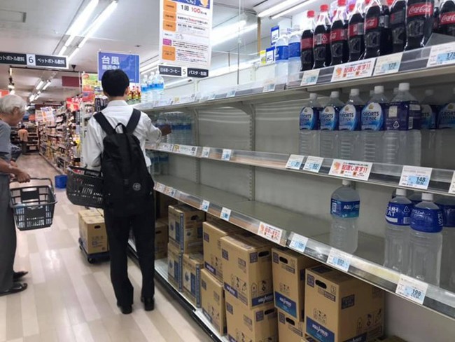 Không mua nổi ổ bánh mỳ trong siêu thị Nhật trước siêu bão Hagibis - Ảnh 2.