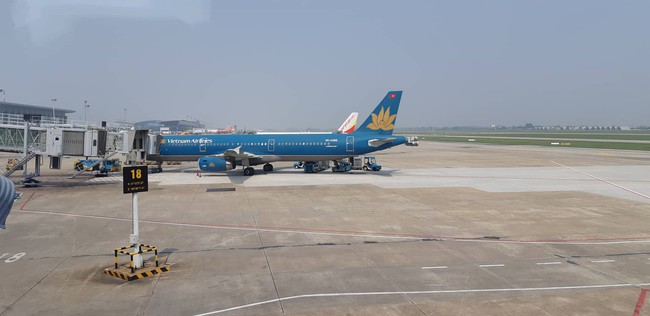 Tắc nghẽn sân bay Tân Sơn Nhất cần đầu tư đồng bộ hạ tầng hàng không - Ảnh 1.
