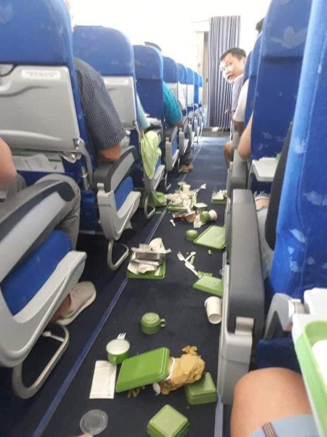Máy bay Bamboo Airways gặp sự cố rơi hẫng 2 lần hành khách hoảng sợ - Ảnh 1.