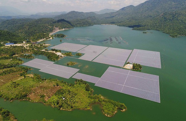 ADB rót 37 triệu USD cho DHD để phát triển dàn pin điện mặt trời nổi lớn nhất Đông Nam Á - Ảnh 1.