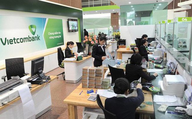 Vietcombank: Lợi nhuận tăng sốc, lương giảm dần đều - Ảnh 1.