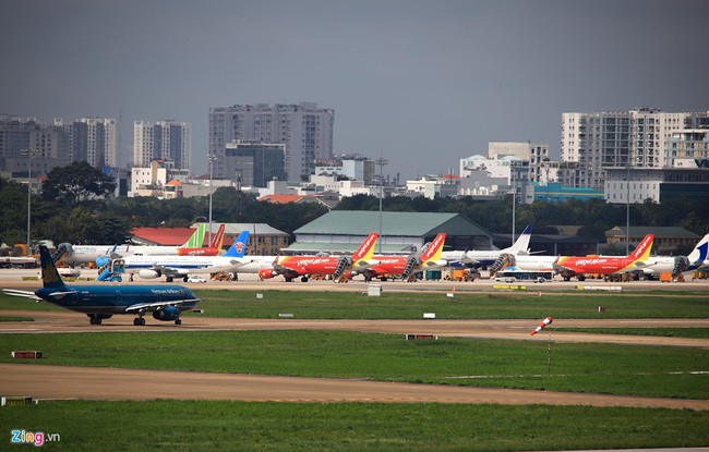 Hàng không thiếu chỗ đỗ máy bay - Ảnh 1.