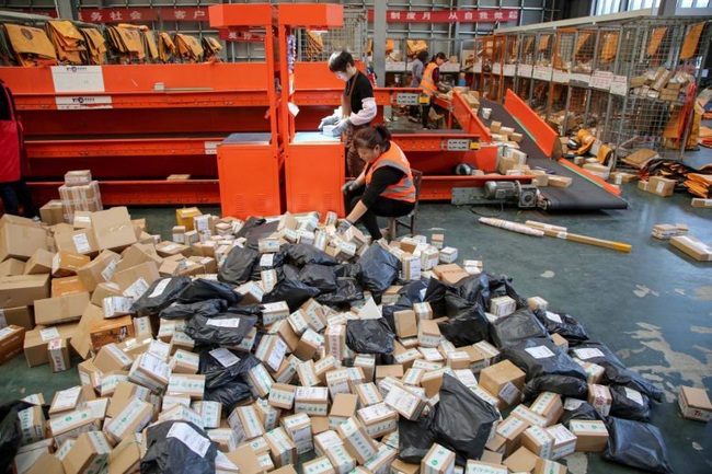 Doanh số Ngày độc thân lập kỷ lục, Trung Quốc bị cảnh báo lượng rác thải từ vật liệu đóng gói  - Ảnh 1.