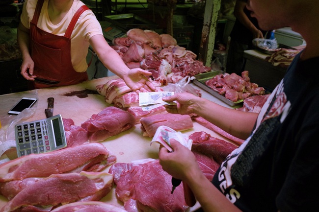 Thiếu cung thịt lợn trầm trọng, Trung Quốc đẩy mạnh nhập khẩu dịp Tết Nguyên đán gần kề - Ảnh 1.