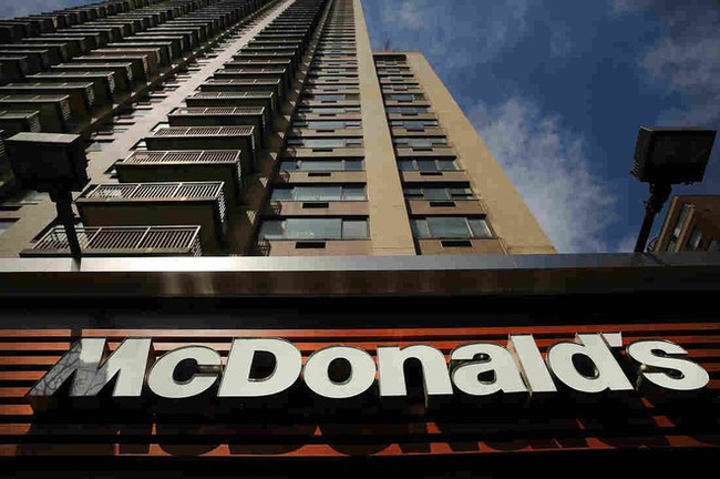 McDonald bị phạt 26 triệu USD vì ăn chặn tiền của 38.000 nhân viên - Ảnh 1.