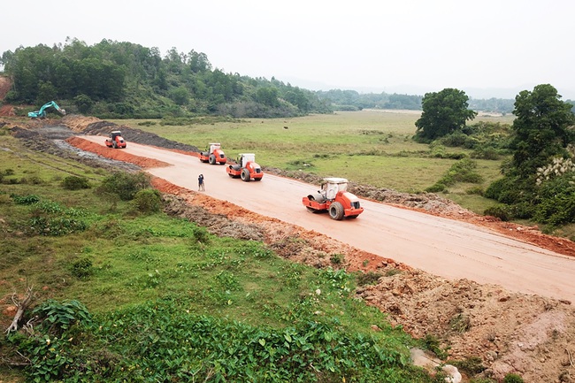 Quảng Ninh mời Tập đoàn Đèo Cả gỡ khó cho dự án cao tốc Vân Đồn – Móng Cái - Ảnh 2.