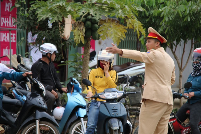 Lan tỏa việc làm ý nghĩa trước cổng trường học của lực lượng giao thông - Ảnh 3.