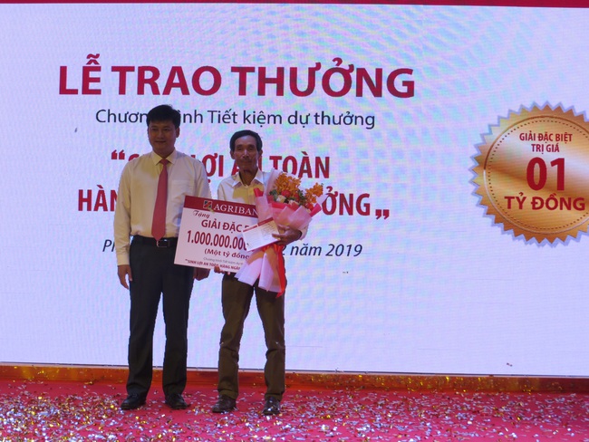 Agribank trao giải 1 tỷ đồng cho khách hàng trúng thưởng “Sinh lợi an toàn - Hàng ngàn giải thưởng” - Ảnh 1.