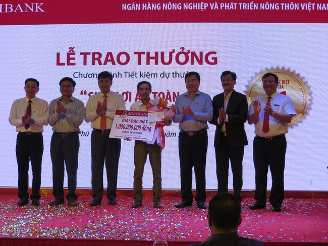 Agribank trao giải 1 tỷ đồng cho khách hàng trúng thưởng “Sinh lợi an toàn - Hàng ngàn giải thưởng” - Ảnh 2.