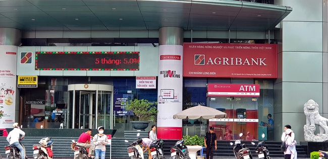 Gần chạm 12.000 tỷ sau 11 tháng, Agribank cạnh tranh vị trí á quân lợi nhuận với Techcombank  - Ảnh 1.