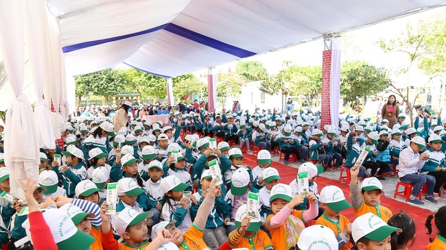 130.000 học sinh trẻ học sinh mầm non Hà Nam được uống sữa học đường của Vinamilk - Ảnh 1.