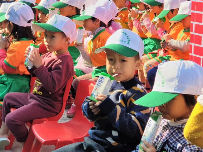 130.000 học sinh trẻ học sinh mầm non Hà Nam được uống sữa học đường của Vinamilk - Ảnh 5.