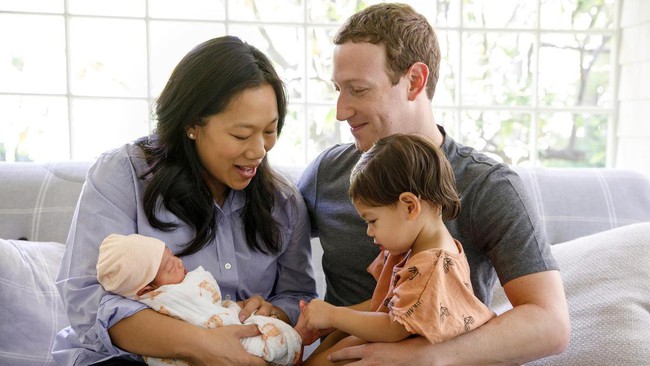 Bê bối bủa vây Facebook, CEO Mark Zuckerberg vẫn có kỳ nghỉ hè xa hoa cùng vợ - Ảnh 1.