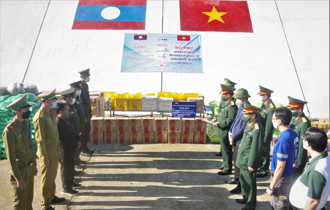 Bộ CHQS TT-Huế hỗ trợ lượng lớn gạo, nhu yếu phẩm cho người dân Lào - Ảnh 1.