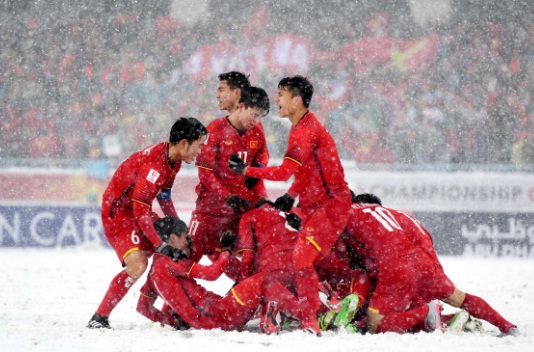 Hình ảnh những phóng viên ảnh dầm mưa ghi lại khoảnh khắc vàng của bóng đá  Việt Nam