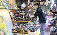 Cận Tết, chợ gốm Bát Tràng nhộn nhịp, chủ cửa hàng vẫn than ế