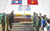 Bộ Chỉ huy Quân sự TT-Huế hỗ trợ lượng lớn gạo, nhu yếu phẩm cho người dân Lào
