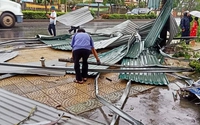 TT-Huế: Hàng chục nhà dân, hàng quán thiệt hại vì lốc xoáy 