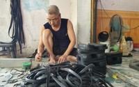 Lý do người đàn ông ở Thanh Hóa 40 năm qua vẫn gắn bó với nghề làm dép lốp cao su