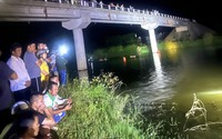 Quảng Bình: Chủ tịch thị trấn dò từng mét sông tìm tung tích 3 học sinh tắm sông không thấy về
