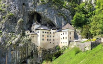 Lâu đài ẩn trong đá, nổi tiếng vì "ma ám" quanh năm