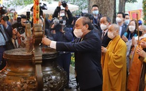 Chủ tịch nước Nguyễn Xuân Phúc dâng hương cùng các đại biểu kiều bào