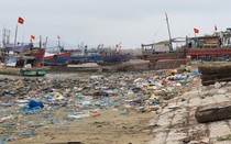 Thanh Hóa: Bình thường đã bị chê lắm rác, nhưng sao đột nhiên bãi biển Ngư Lộc lại ngập rác nhiều hơn?