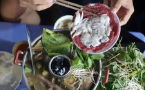 Sài Gòn quán: Lẩu mắm miền Tây đầy ắp cá, lươn, vị đậm đà, khách ngồi chờ cả tiếng mới được ăn