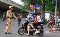 Hà Nội phân luồng giao thông: Ô tô, xe máy bất chấp biển cấm, lũ lượt vi phạm 