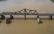 Hình ảnh Cầu Long Biên, cây cầu bằng thép lớn tuổi nhất Việt Nam "bị bào mòn" qua thời gian