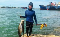 Lặn xuống biển Quảng Trị bắn cá ở đâu mà khi trồi lên xách được một xâu toàn cá to bự