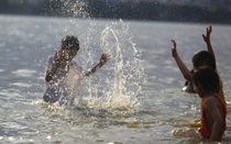 Người Hà Nội đổ xô đi tắm "biển" Sầm Sơn giữa lòng Hà Nội