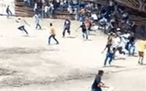 Video: Sân vận động đổ sập, khán giả rơi chồng lên nhau ở Colombia
