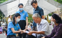 Hàng trăm người dân được khám bệnh, phát thuốc miễn phí ở ngoại thành Hà Nội