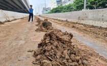 Truy tìm xe tải đổ đất đầy lối lên đường vành đai 3 trên cao ở Hà Nội